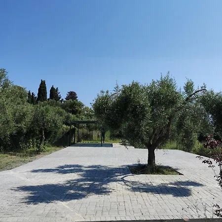 Laura - Serene Escape With A Private Pool * スパルティア