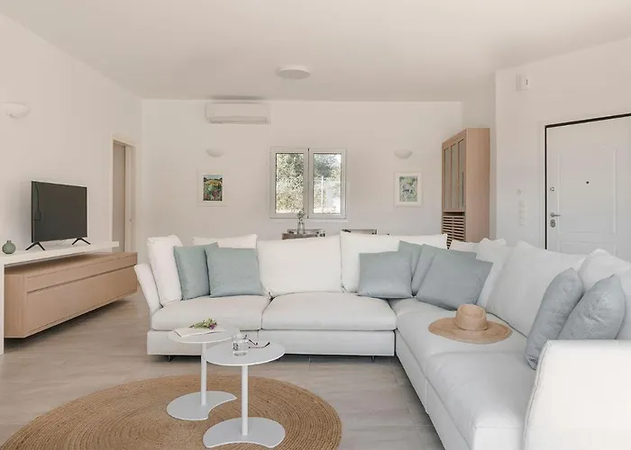 Villa Laura - Serene Escape With A Private Pool