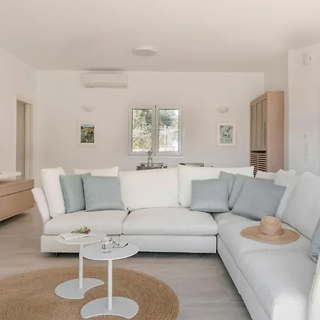 Villa Laura - Serene Escape With A Private Pool