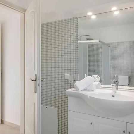 Laura - Serene Escape With A Private Pool *