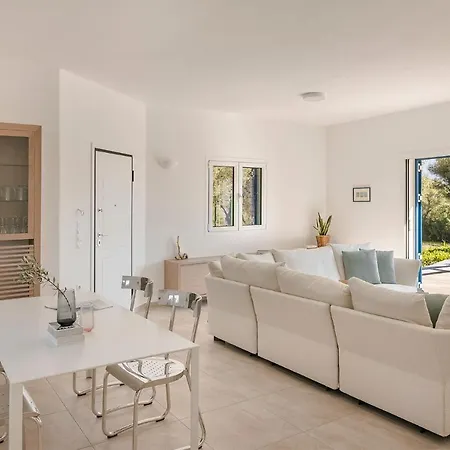 Laura - Serene Escape With A Private Pool Villa